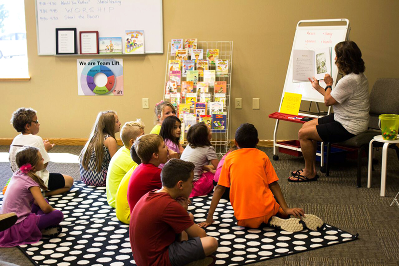 education demonstrates reading teaching technique to young students