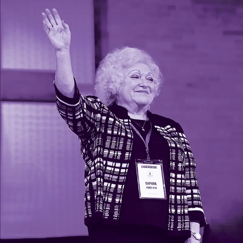 daphna tobey waving