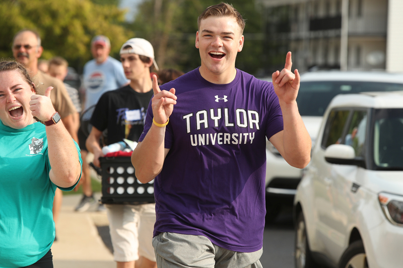 students moving into residence halls