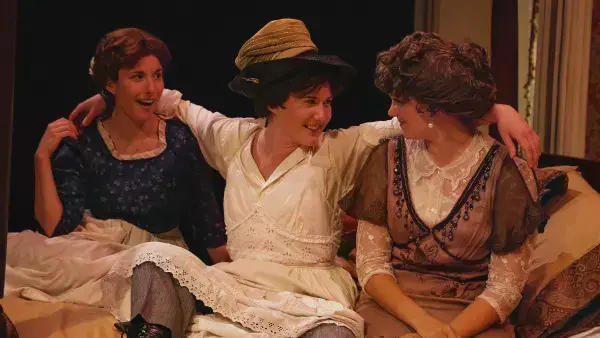 An actress putting her arms around her friends in Figaro