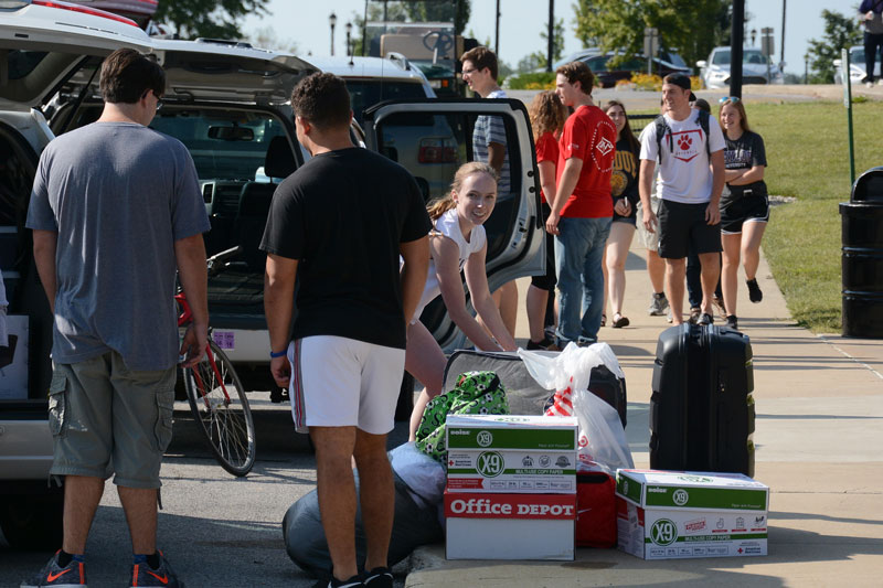 Students unpacking cars during Welcome Weekend