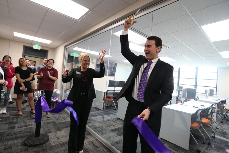 President Lindsay and Jodi Hirschy cut the ribbon to the Finance Lab