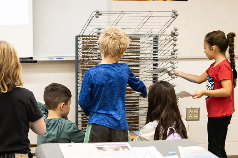 children in art class 