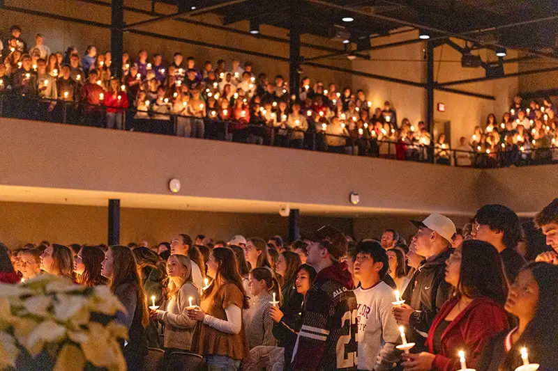 Rediger lit by candles